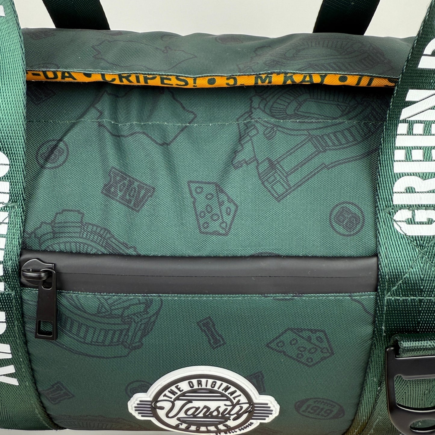 Waterproof zipper of Green Bay duffle bag